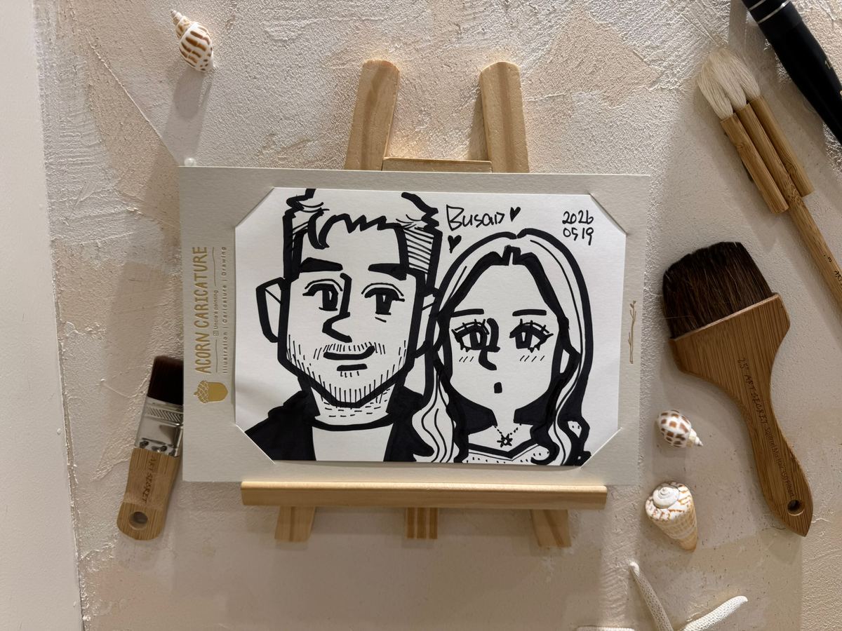 Portrait illustré du couple, offert par un artiste de rue